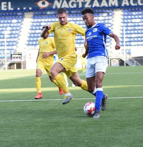 Ryan Trotman in actie tegen Al Taawon