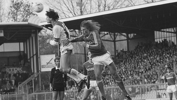 Luchtduel tussen Marco van Basten en René van Eck